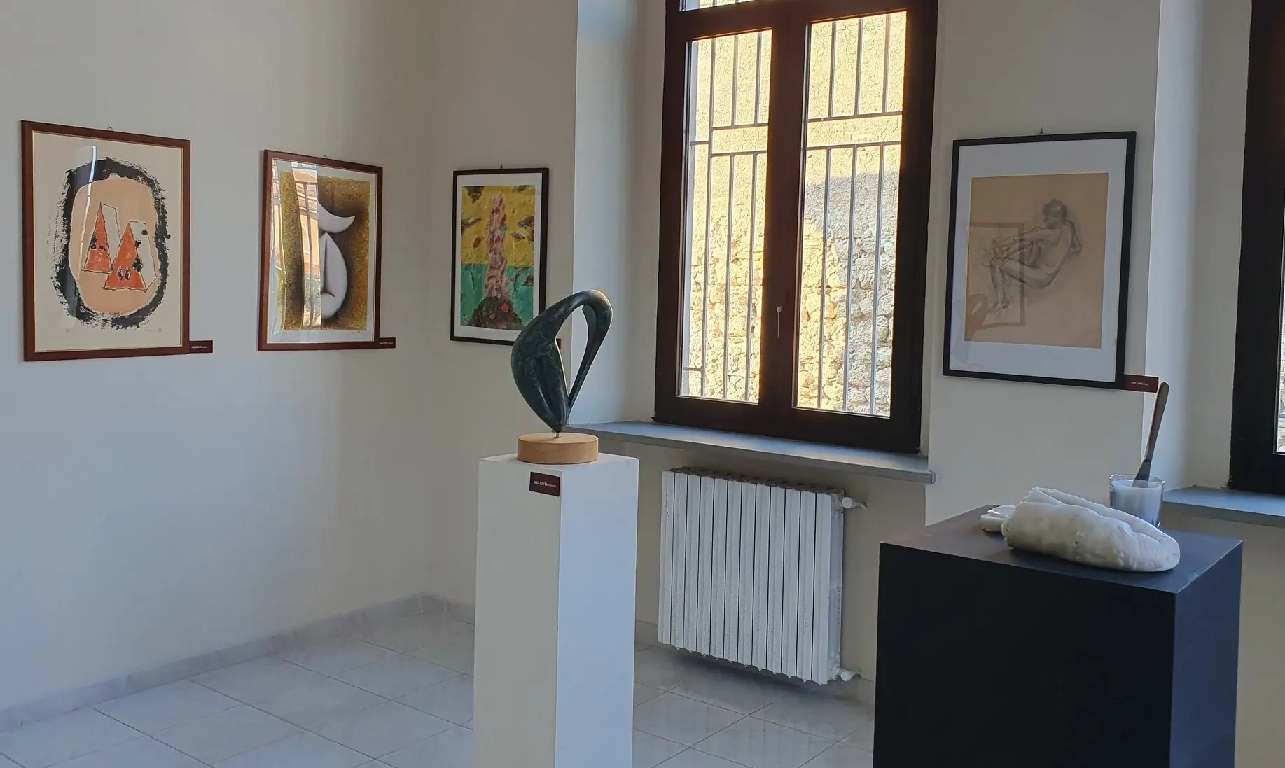 Mileto, successo di pubblico e di critica per la seconda edizione della collettiva “Visioni d’arte, disegni, grafica e scultura”