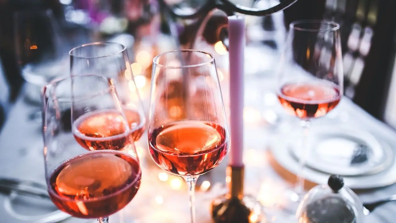 Repubblica scopre il rosè vibonese, il Magliocco canino di Casa Comerci nella top ten dell’estate