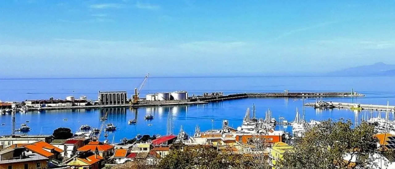 Delocalizzazione dei serbatoi di Vibo Marina, il Comune: «Non facciamo promesse vuote». La controreplica del direttore