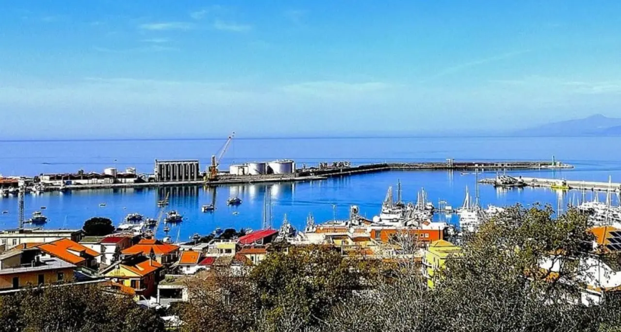 <p>Depositi costieri, il Pd di Vibo in difesa del sindaco: «Sventata l’ipotesi di un rinnovo ventennale, ora <span style=\"color:hsl(0, 75%, 60%);\">la minoranza mostri maturità</span>»</p>