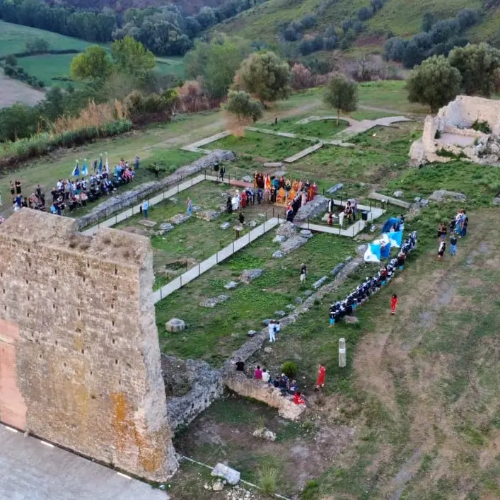 A Mileto “La corte di Ruggero I d’Altavilla” riemerge dal passato tra giocolieri, cavalieri, sbandieratori e musici