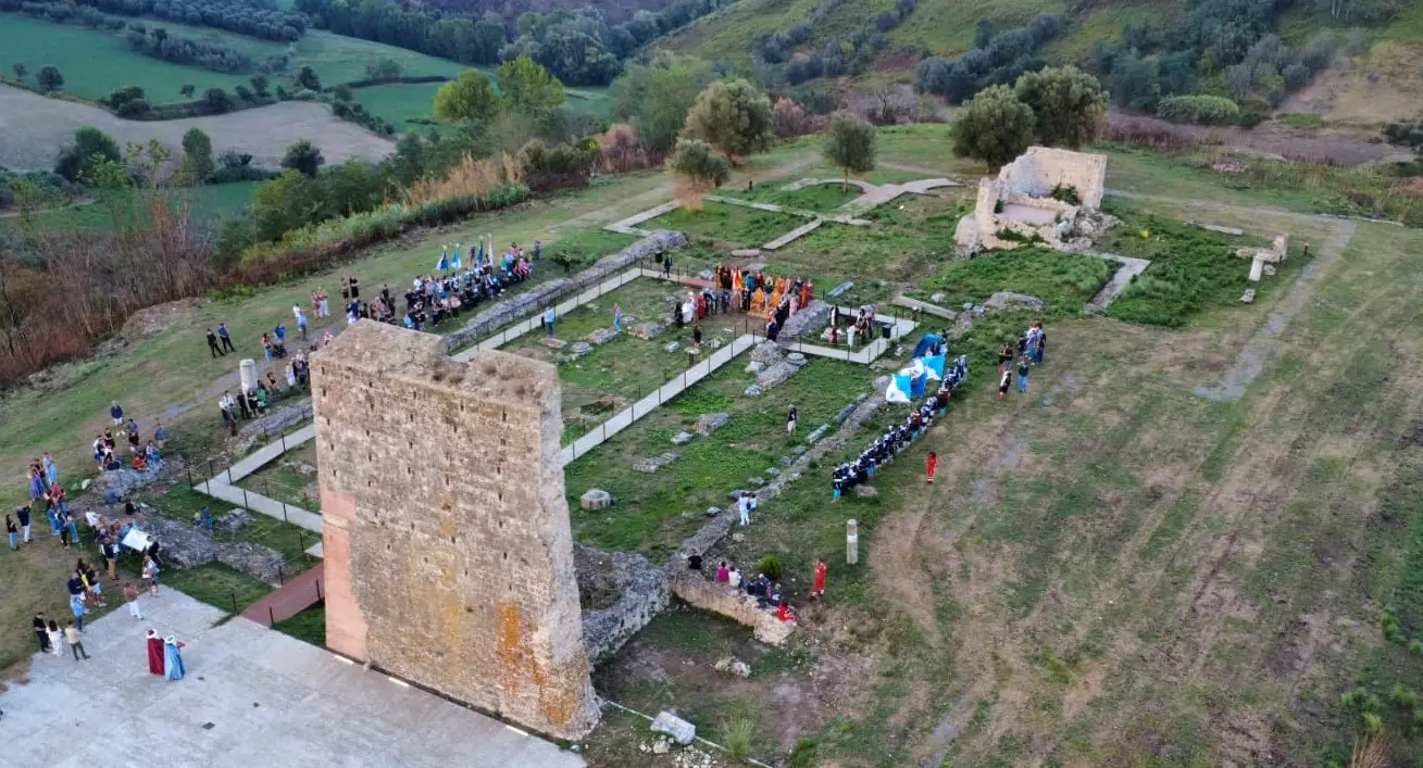 A Mileto “La corte di Ruggero I d’Altavilla” riemerge dal passato tra giocolieri, cavalieri, sbandieratori e musici