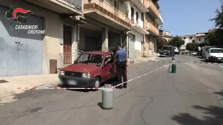 Accoltella l'ex moglie per strada nel Crotonese, passanti lo fermano e disarmano: arrestato