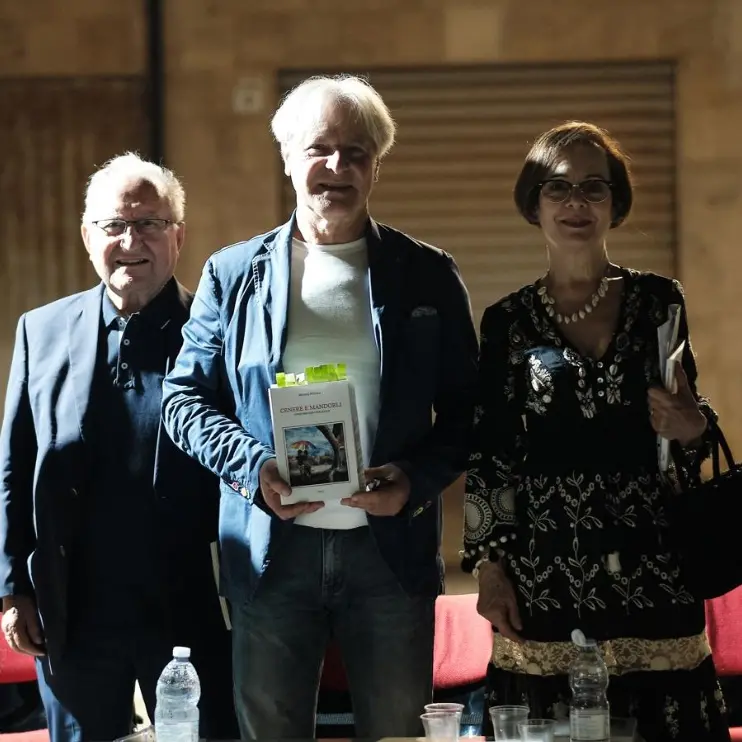 \"Cenere e mandorli\", a Parghelia successo per la presentazione del libro di poesie di Michele Petullà per Gaza e per la pace