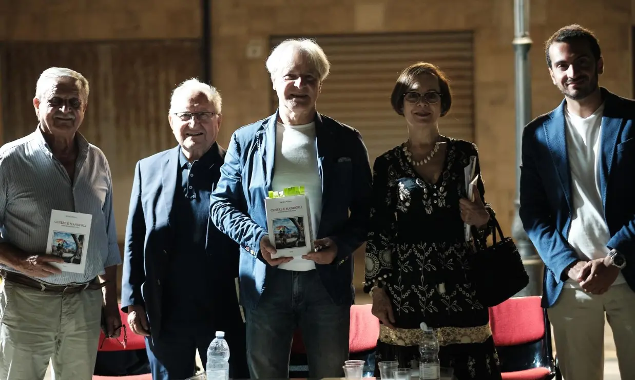 \"Cenere e mandorli\", a Parghelia successo per la presentazione del libro di poesie di Michele Petullà per Gaza e per la pace