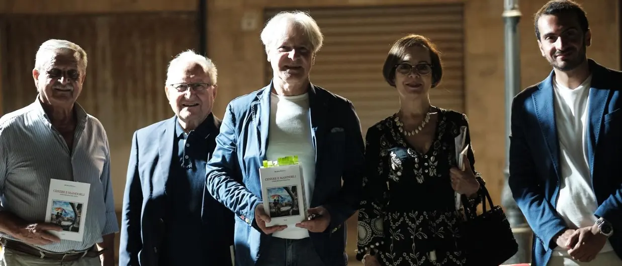 \"Cenere e mandorli\", a Parghelia successo per la presentazione del libro di poesie di Michele Petullà per Gaza e per la pace