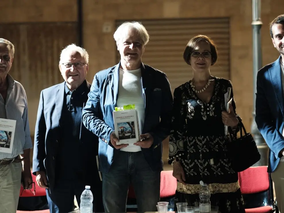 \"Cenere e mandorli\", a Parghelia successo per la presentazione del libro di poesie di Michele Petullà per Gaza e per la pace