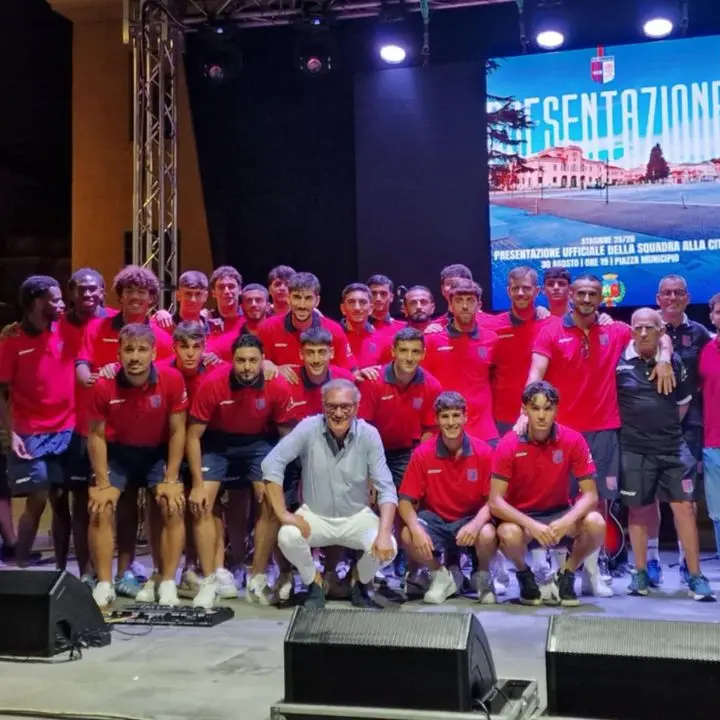 La nuova Vibonese si presenta alla città, squadra e dirigenti in piazza: «Venite allo stadio per essere il dodicesimo in campo»