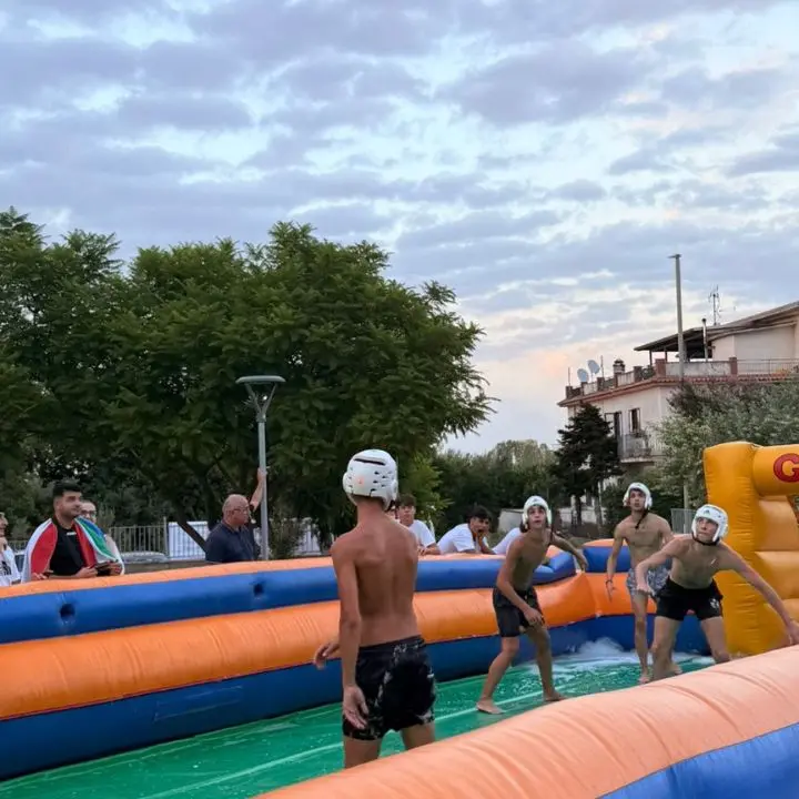 Divertimento e rispetto dell’ambiente, Sportlandia conquista Porto Salvo e poi i volontari ripuliscono la piazza: «Grande senso civico»