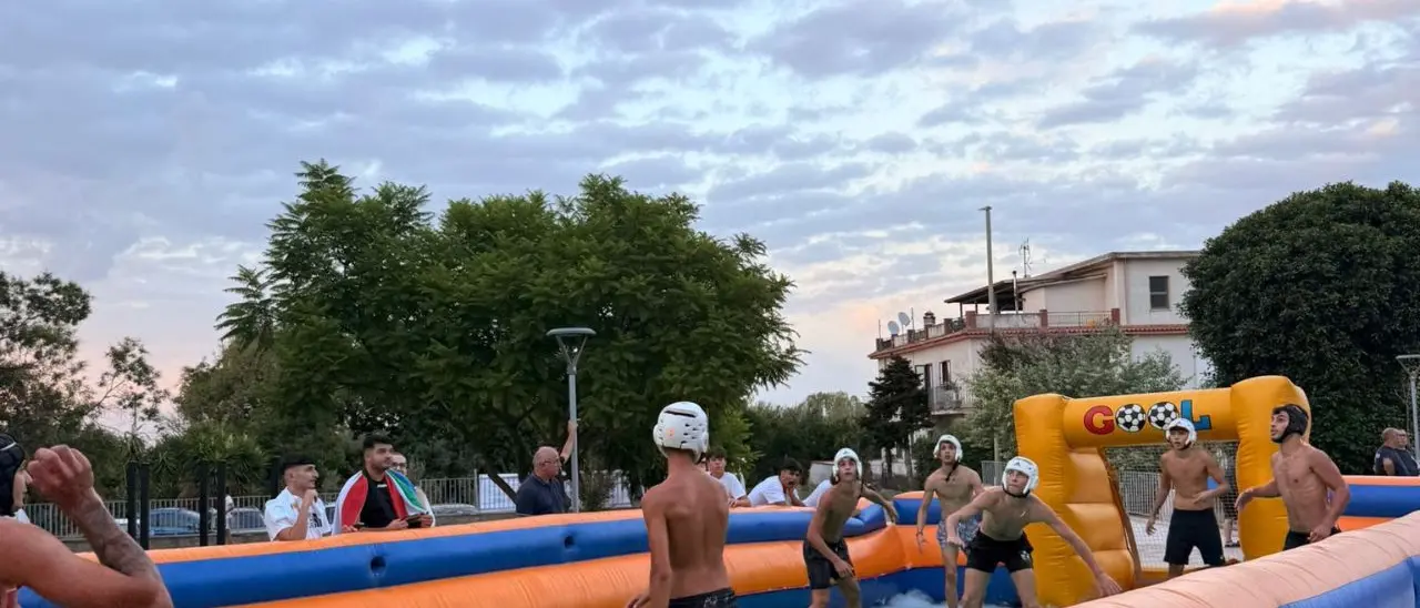 Divertimento e rispetto dell’ambiente, Sportlandia conquista Porto Salvo e poi i volontari ripuliscono la piazza: «Grande senso civico»