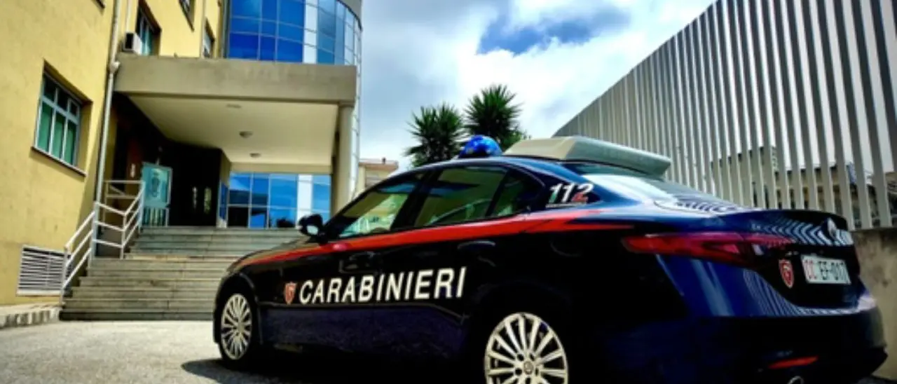 Carabiniere afferra al volo un giovane turista che voleva gettarsi da un ponte: sospeso nel vuoto fino all’arrivo dei vigili del fuoco