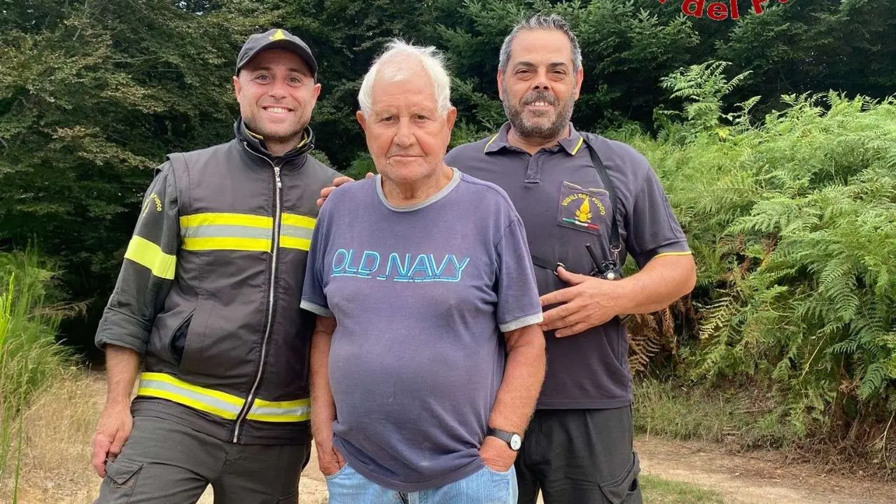 Fabrizia, 84enne si perde nei boschi mentre va alla ricerca di funghi: ritrovato dai Vigili del fuoco