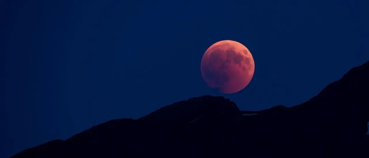 Arriva la luna di sangue, il satellite naturale si colora di rosso durante l'eclissi: ecco quando