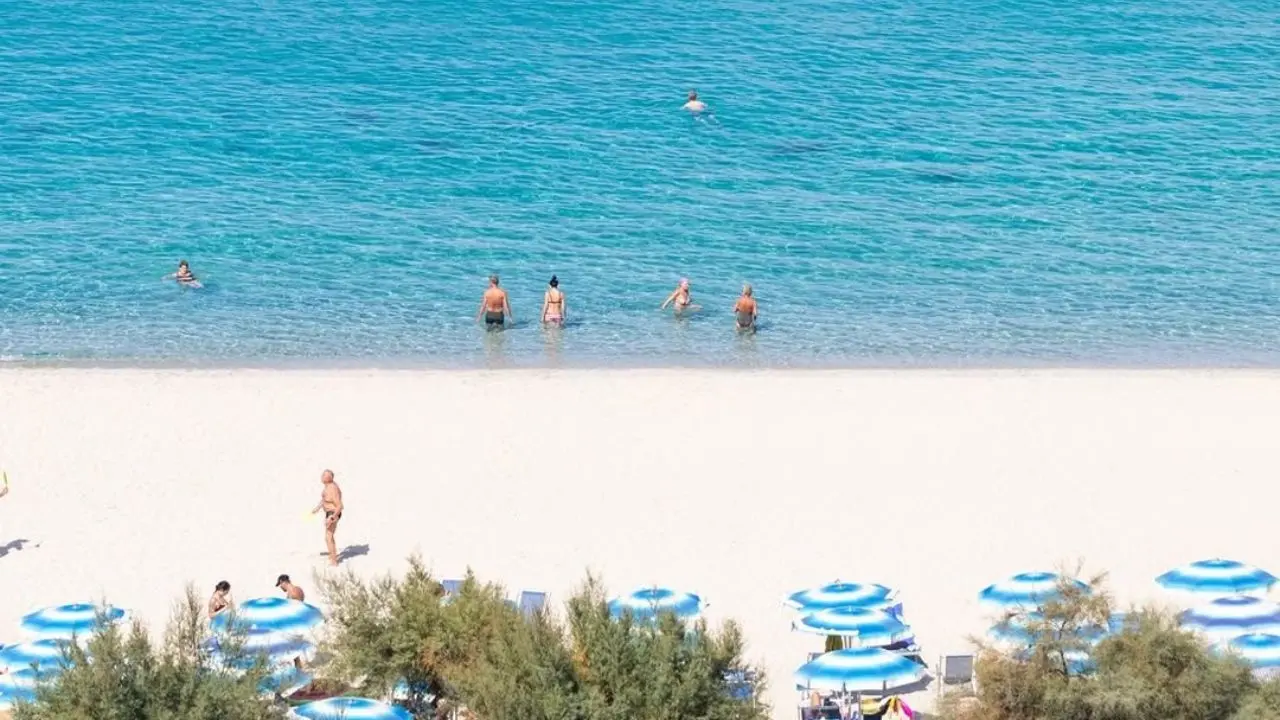 Ricadi, il Comune revoca il divieto di balneazione dopo lo sversamento di liquami sulla spiaggia del Tonicello a Capo Vaticano