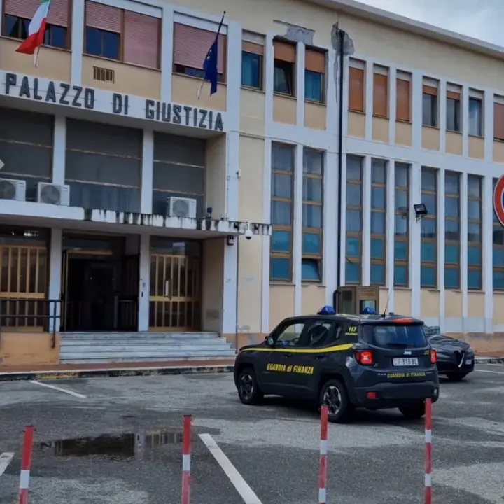 Centinaia di certificati medici falsi per giustificare le giornate di malattia: 142 indagati e due dottoresse arrestate