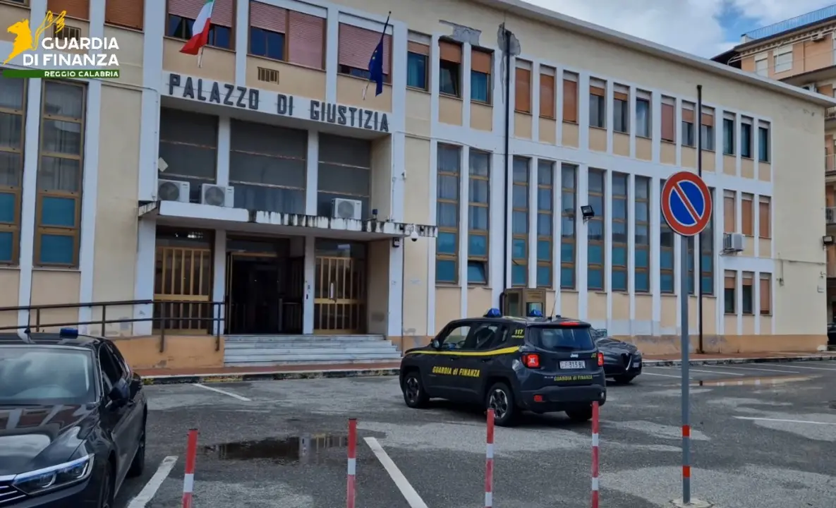 Centinaia di certificati medici falsi per giustificare le giornate di malattia: 142 indagati e due dottoresse arrestate