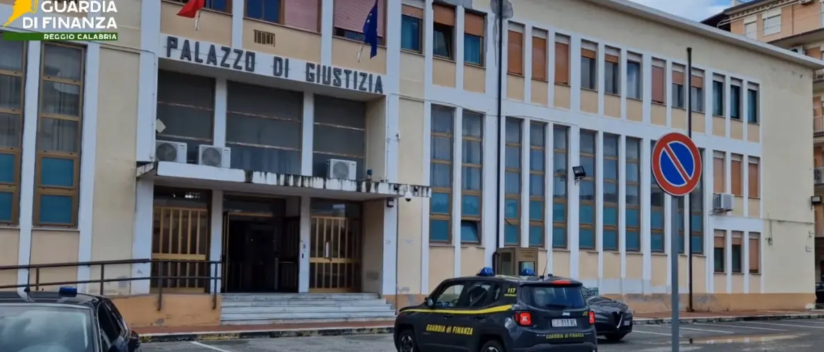 Centinaia di certificati medici falsi per giustificare le giornate di malattia: 142 indagati e due dottoresse arrestate