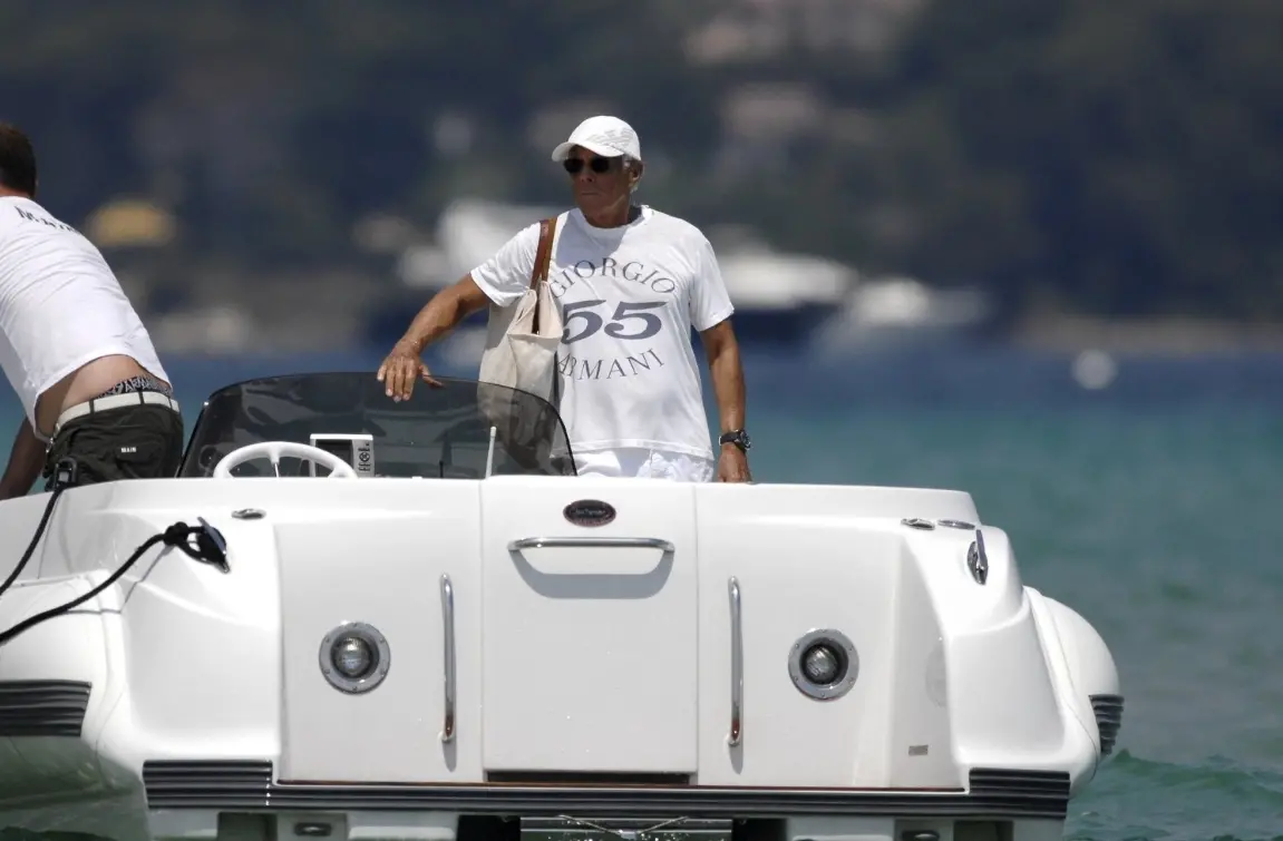 È morto Giorgio Armani. Quasi ogni estate faceva tappa nel Vibonese con il suo splendido yacht