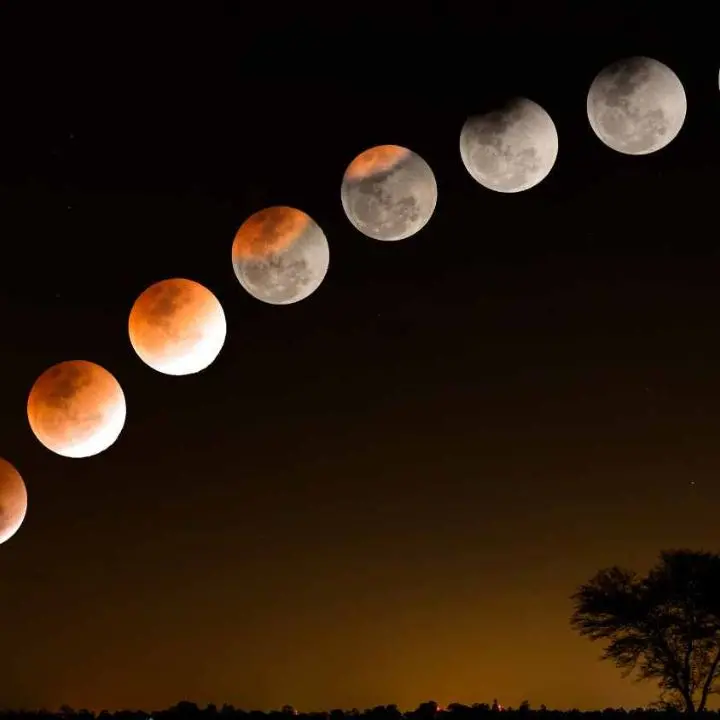 È la notte della luna di sangue: l'eclissi colora di rosso il satellite naturale della Terra, ecco a che ora sarà visibile