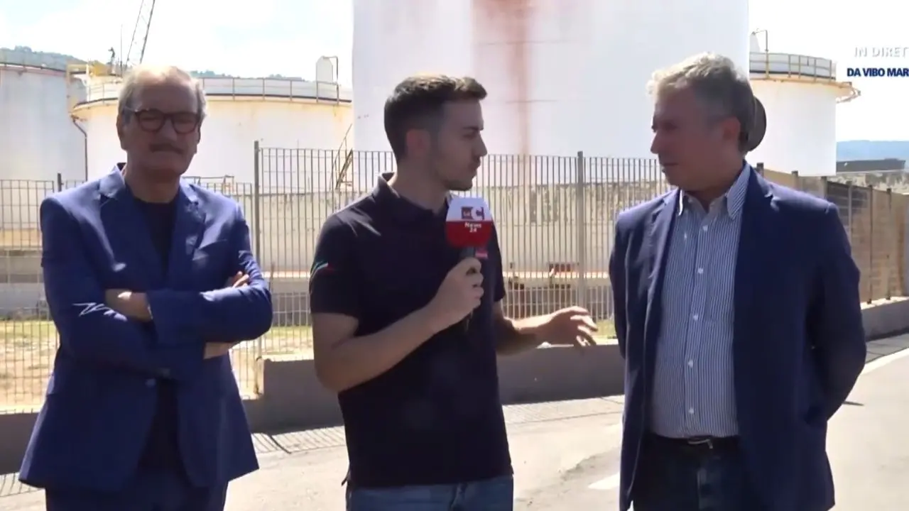 Depositi a Vibo Marina, Comune e azienda ribadiscono: «Sì alla delocalizzazione». Ma Italia Nostra alza il tiro: «Porto Salvo è sacrificabile?»