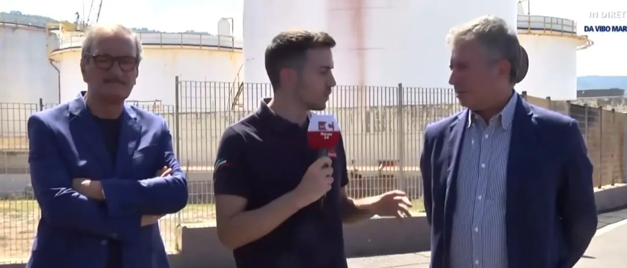 Depositi a Vibo Marina, Comune e azienda ribadiscono: «Sì alla delocalizzazione». Ma Italia Nostra alza il tiro: «Porto Salvo è sacrificabile?»