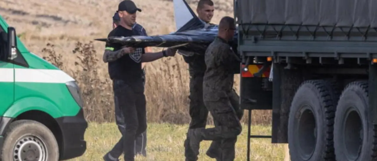 La Polonia risponde ai droni russi: limitato il traffico aereo lungo il confine orientale\n