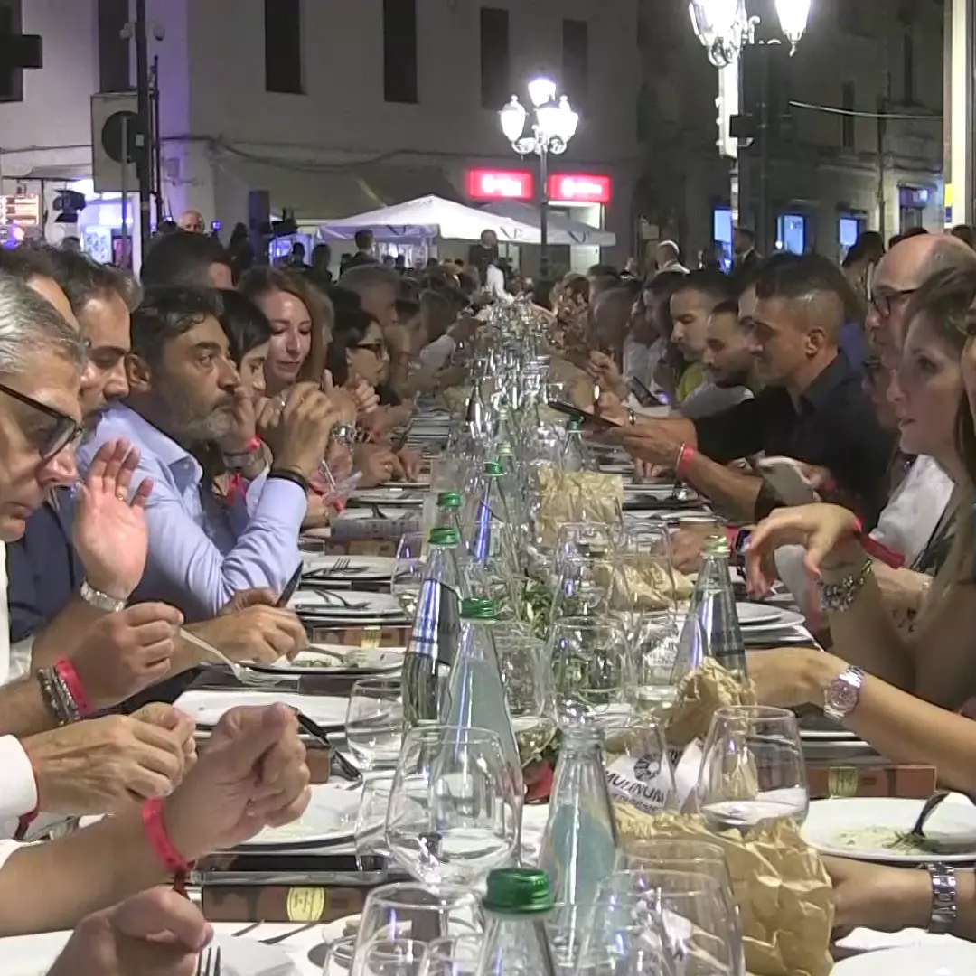 Chef stellati, una tavolata di 400 metri e tanta beneficenza: il centro di Catanzaro si trasforma in un ristorante a cielo aperto\n