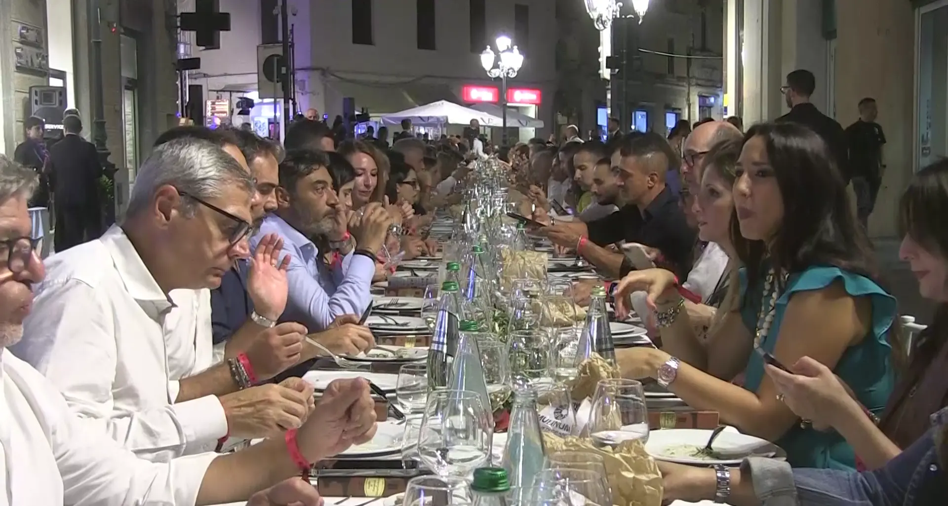 Chef stellati, una tavolata di 400 metri e tanta beneficenza: il centro di Catanzaro si trasforma in un ristorante a cielo aperto\n