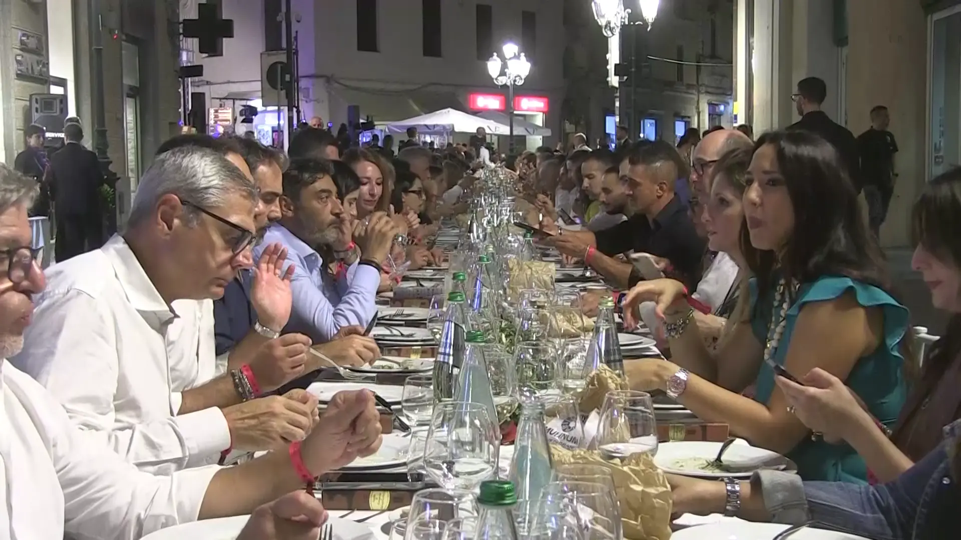 Chef stellati, una tavolata di 400 metri e tanta beneficenza: il centro di Catanzaro si trasforma in un ristorante a cielo aperto\n