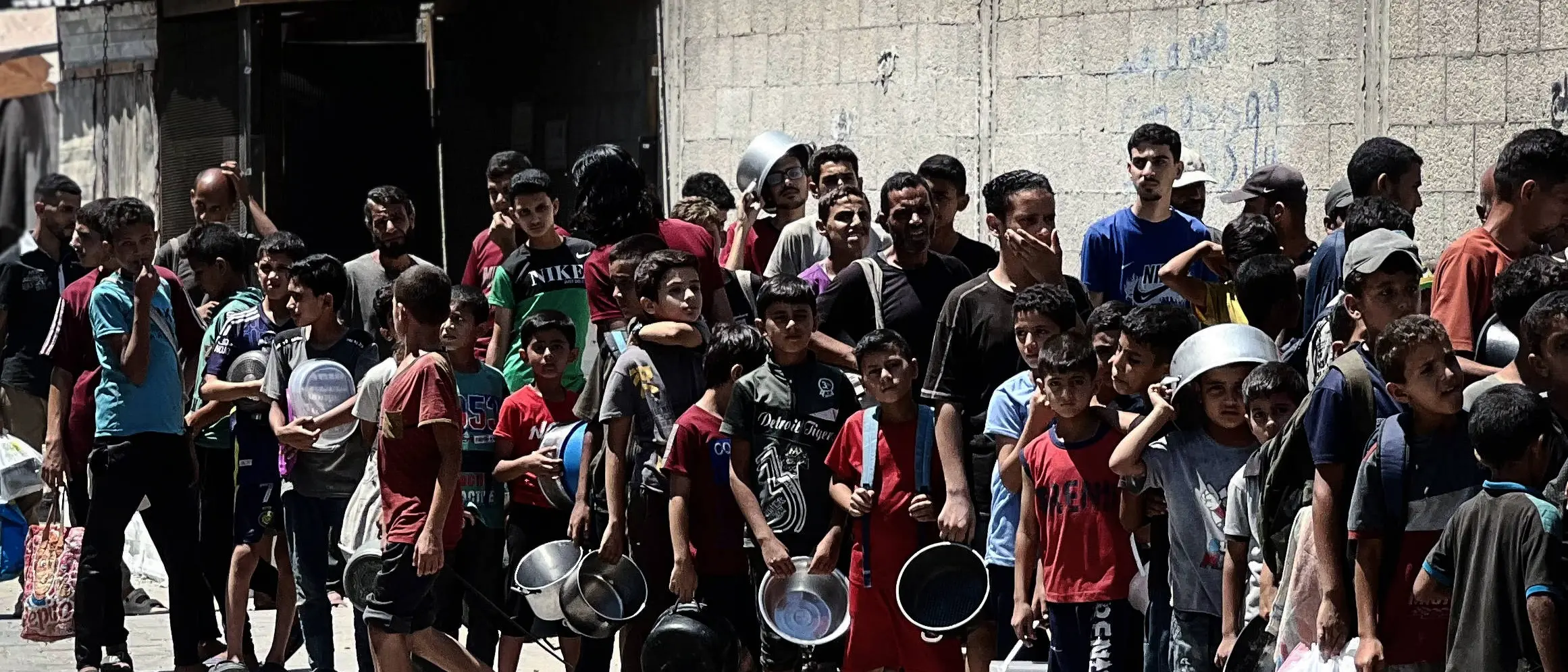 Gaza, l’Eurocamera approva una risoluzione comune sulla crisi umanitaria mentre continua la conta dei civili morti\n