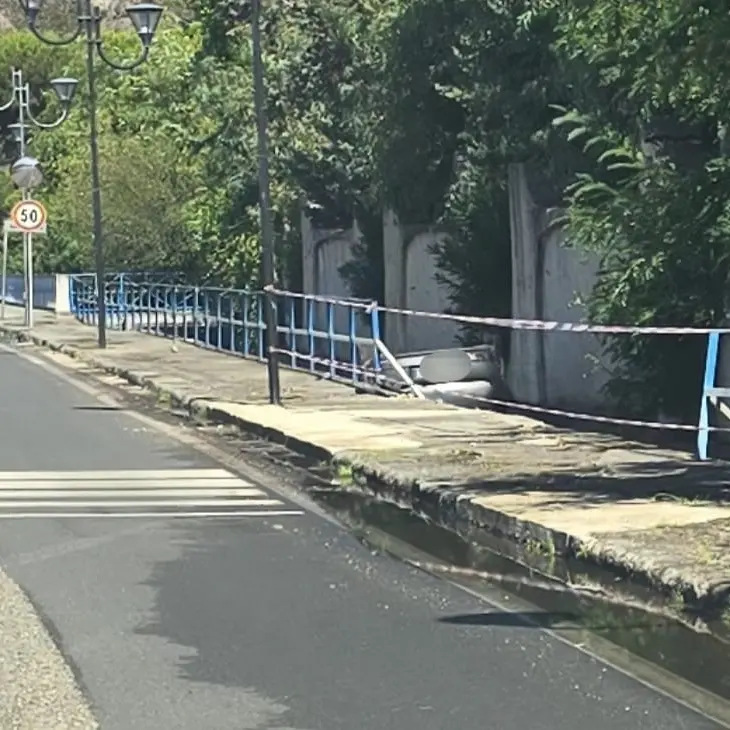 Incidente nella notte a Praia a Mare, auto con quattro giovani\u00A0a bordo si ribalta in un canalone\n