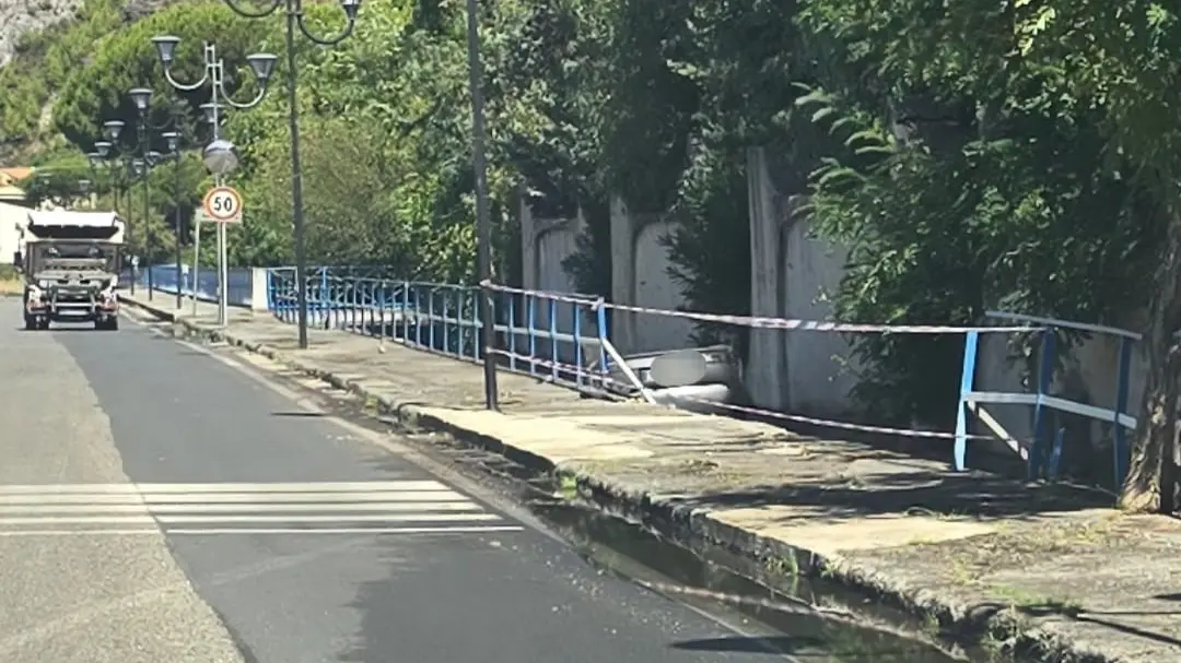<p>L&#39;auto&nbsp;finita nel canale</p>\\n