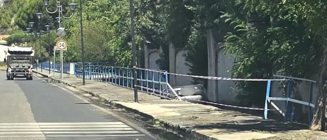 Incidente nella notte a Praia a Mare, auto con quattro giovani\u00A0a bordo si ribalta in un canalone\n