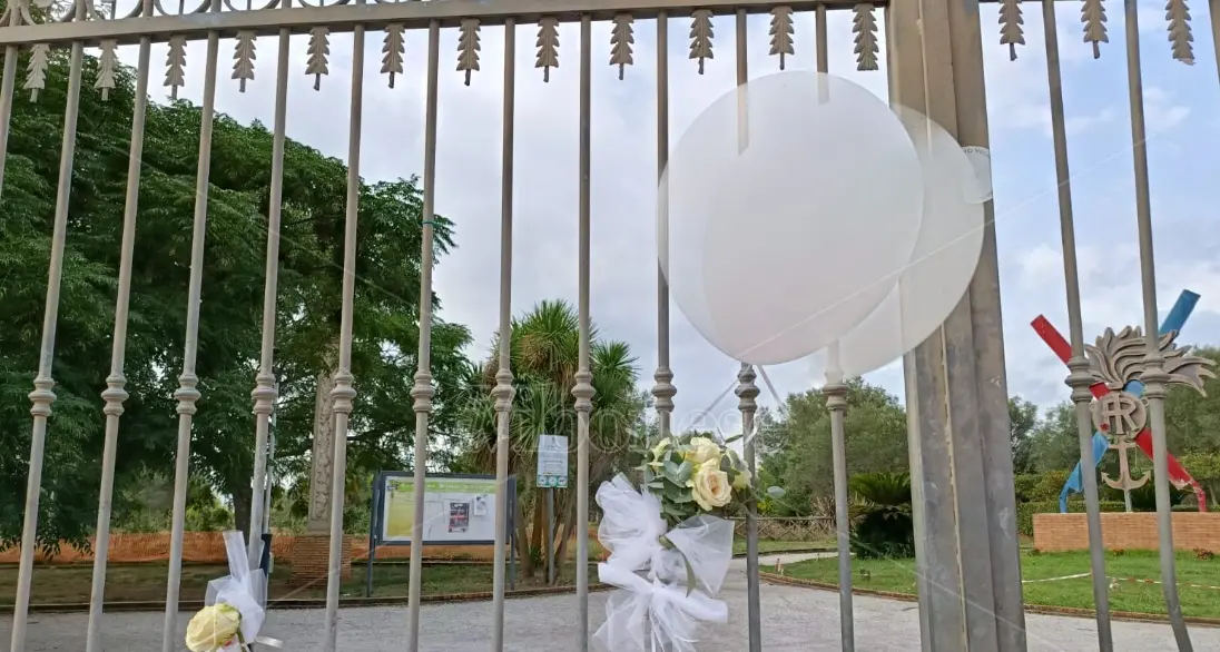 Vibo, sabato i funerali del piccolo Francesco: già palloncini bianchi e fiori ai cancelli del parco urbano\n