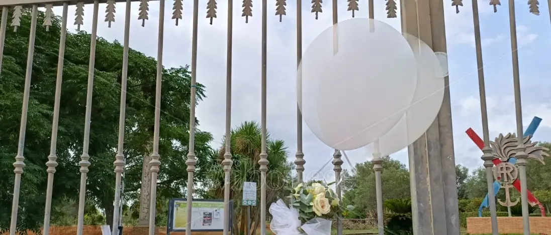 Vibo, sabato i funerali del piccolo Francesco: già palloncini bianchi e fiori ai cancelli del parco urbano\n