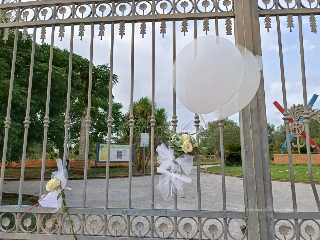 Vibo, sabato i funerali del piccolo Francesco: già palloncini bianchi e fiori ai cancelli del parco urbano