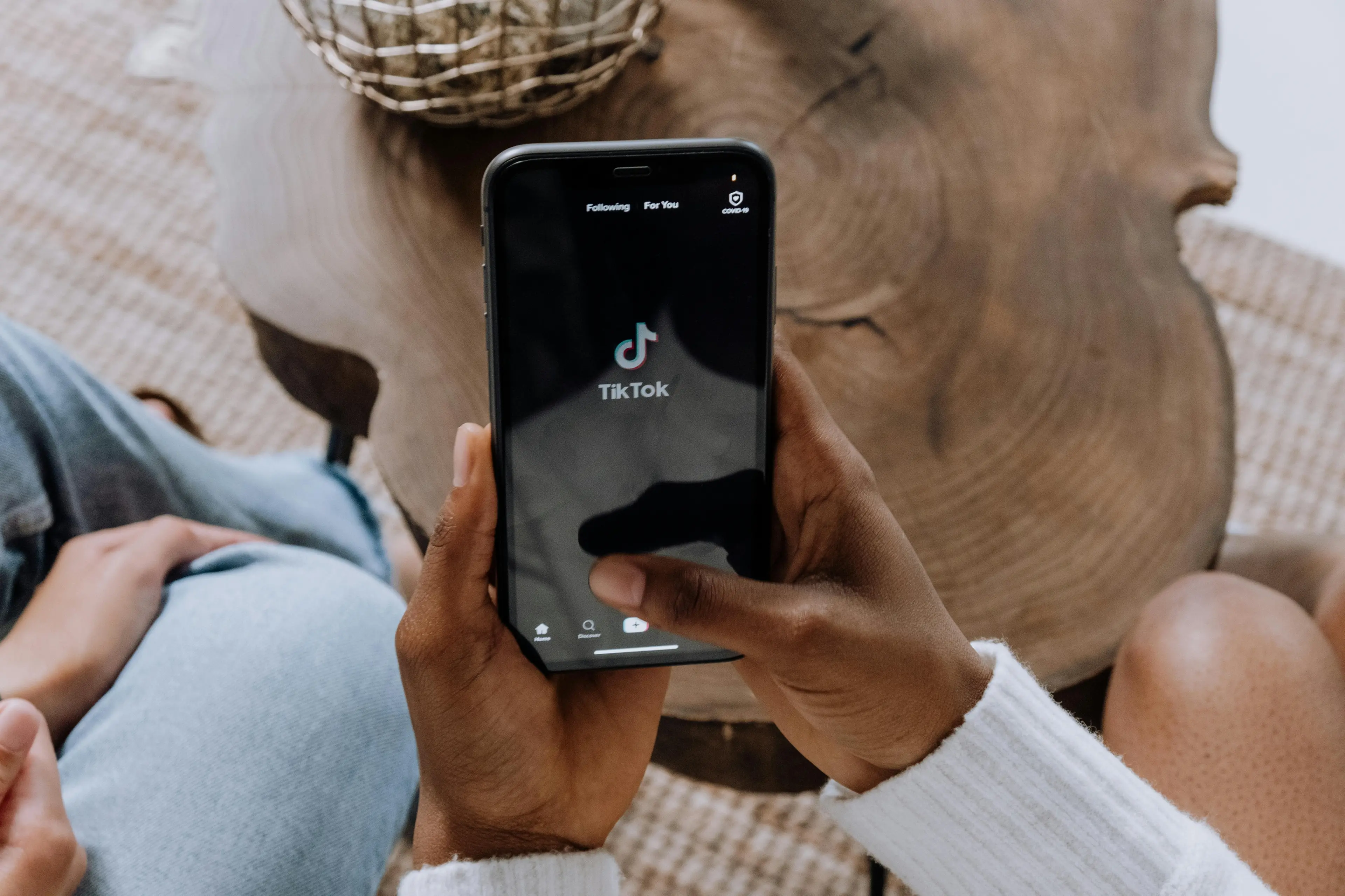 Avanza il fronte “no TikTok”: la Francia spinge per il divieto sotto i 15 anni e studia un coprifuoco digitale\u00A0\n