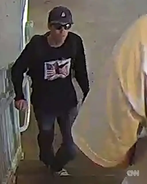 Colpo al collo: Charlie Kirk ucciso durante un evento universitario. Diffusa la foto del sospettato