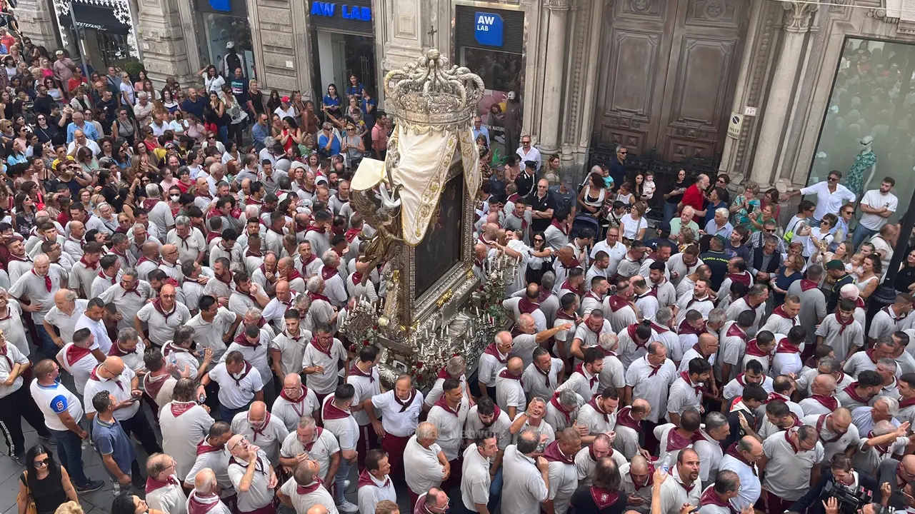 <p>La Vara della Madonna della Consolazione in processione a Reggio</p>\\n