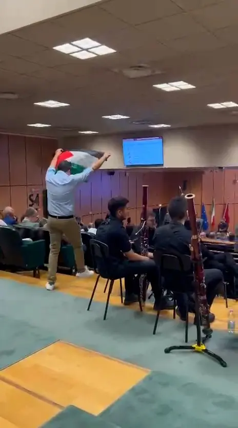 «Se bloccano la flottilla blocchiamo tutto», irruzione in protesta per la Palestina all’Unical | VIDEO