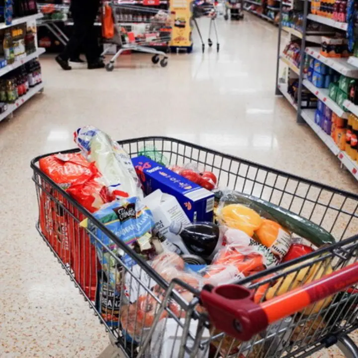 Istat, dal 2019 impennata di oltre il 30% su prezzi alimentari: +60% per burro, +50% olio, cacao e riso