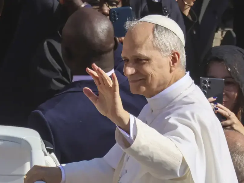 Il primo compleanno da Papa, il silenzio che parla: Leone XIV e il pontificato della sobrietà