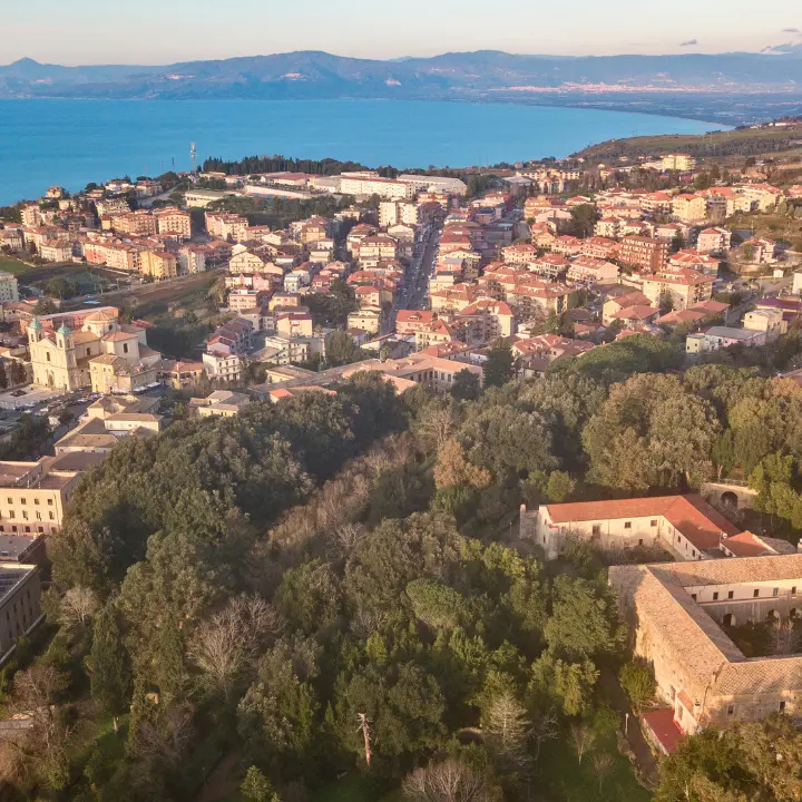 Quando arte visiva e poesia si incontrano: Vibo Valentia ospita “L’abbraccio di fine estate”\n