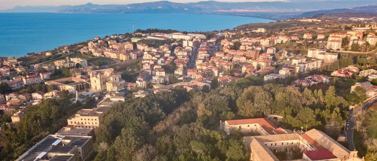 Quando arte visiva e poesia si incontrano: Vibo Valentia ospita “L’abbraccio di fine estate”\n