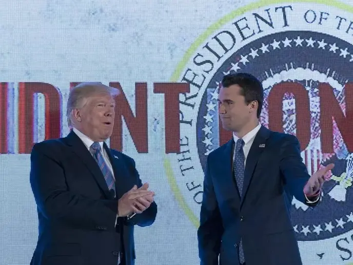 Trump: «Preso il killer di Kirk». Ma sull’omicidio restano ombre e domande. Le scritte sulle pallottole sono un indizio o un depistaggio?