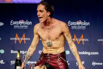 Damiano David debutta senza Måneskin: tra Varsavia, TikTok e pop da superstar la sua prima corsa da solista\n