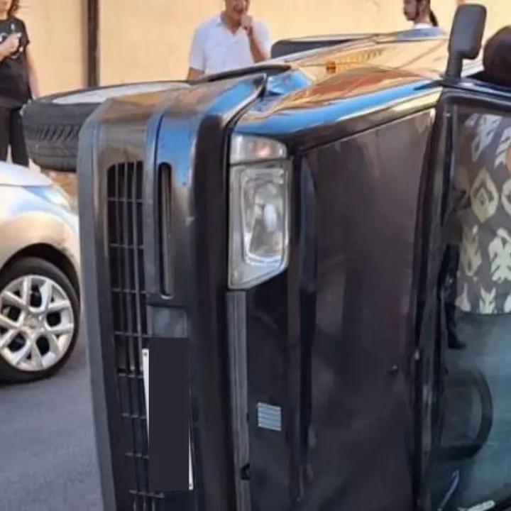 Acri, auto\u00A0si ribalta: la donna (illesa) resta in piedi nella Fiat 500 capovolta su un fianco\n