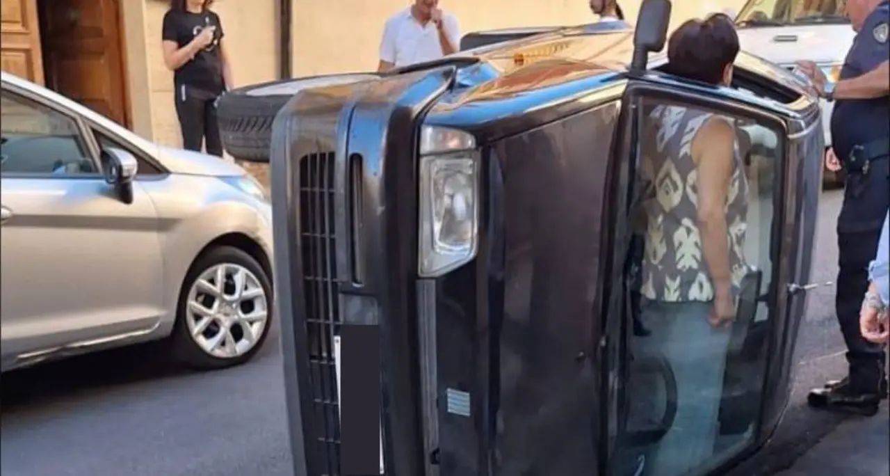 Acri, auto\u00A0si ribalta: la donna (illesa) resta in piedi nella Fiat 500 capovolta su un fianco\n