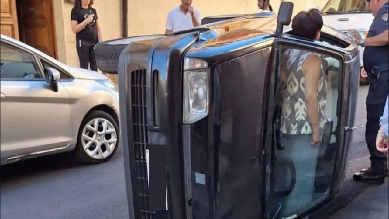 Acri, auto\u00A0si ribalta: la donna (illesa) resta in piedi nella Fiat 500 capovolta su un fianco\n