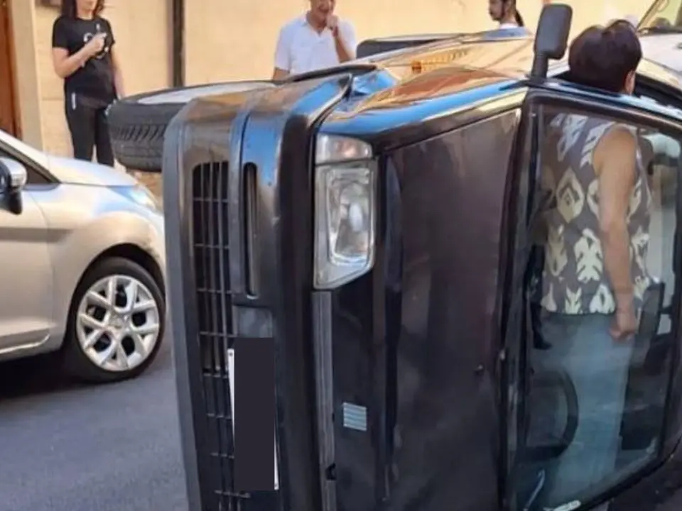 Acri, auto si ribalta: la donna (illesa) resta in piedi nella Fiat 500 capovolta su un fianco